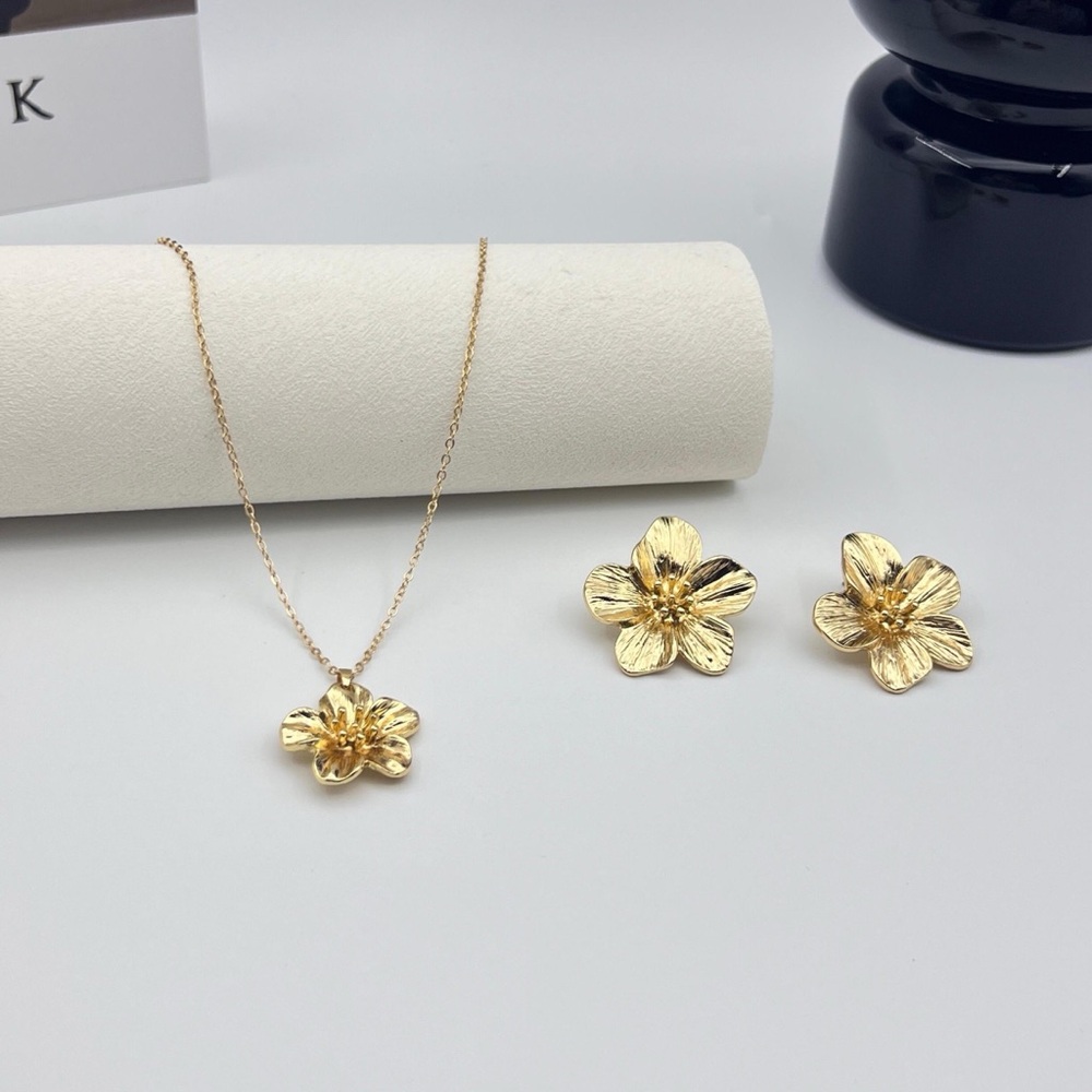 Elegant Gold Floral Jewelry Set - Picture 5 of 6